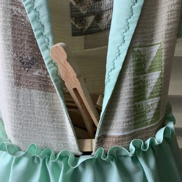 New vintage homemade clothesline bag w/ 100 new wood clips.